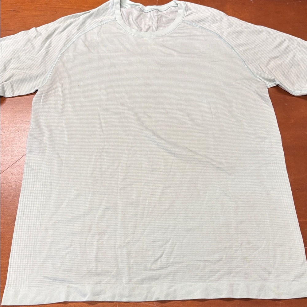 DO NOT PURCHASE athletica Light Gray Short Sleeve Tee